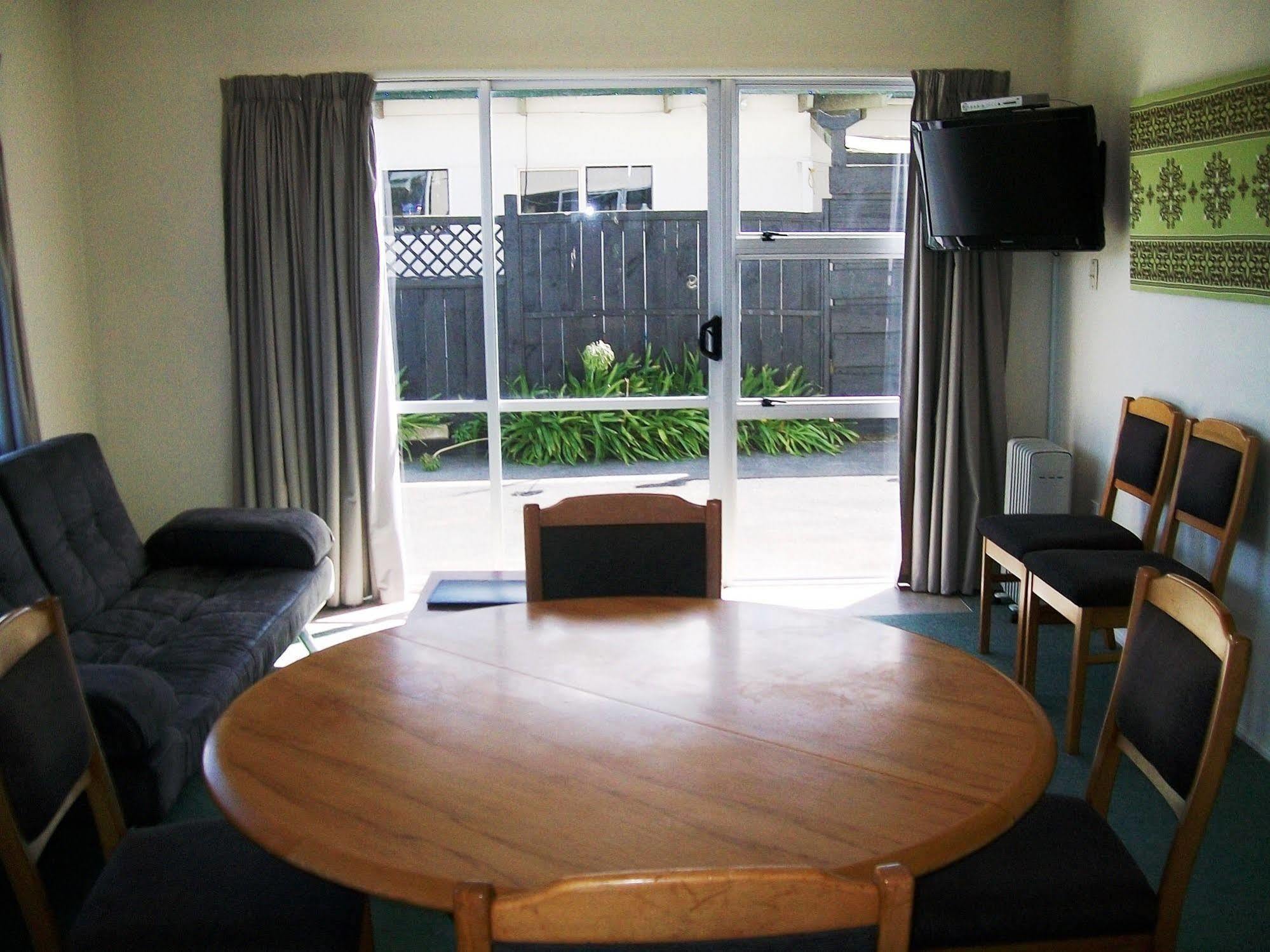 Cedar Court Motel Napier Bagian luar foto