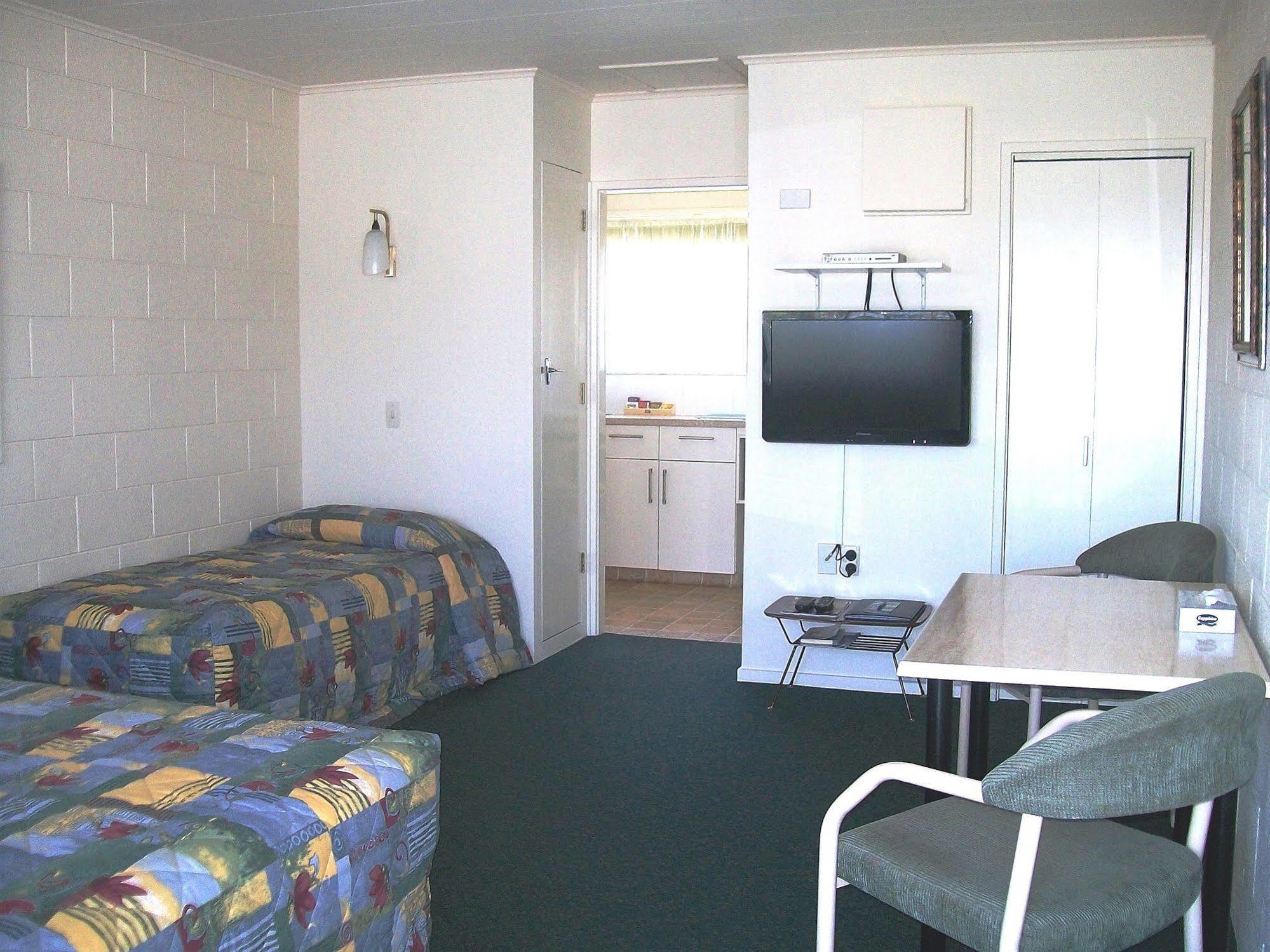 Cedar Court Motel Napier Bagian luar foto
