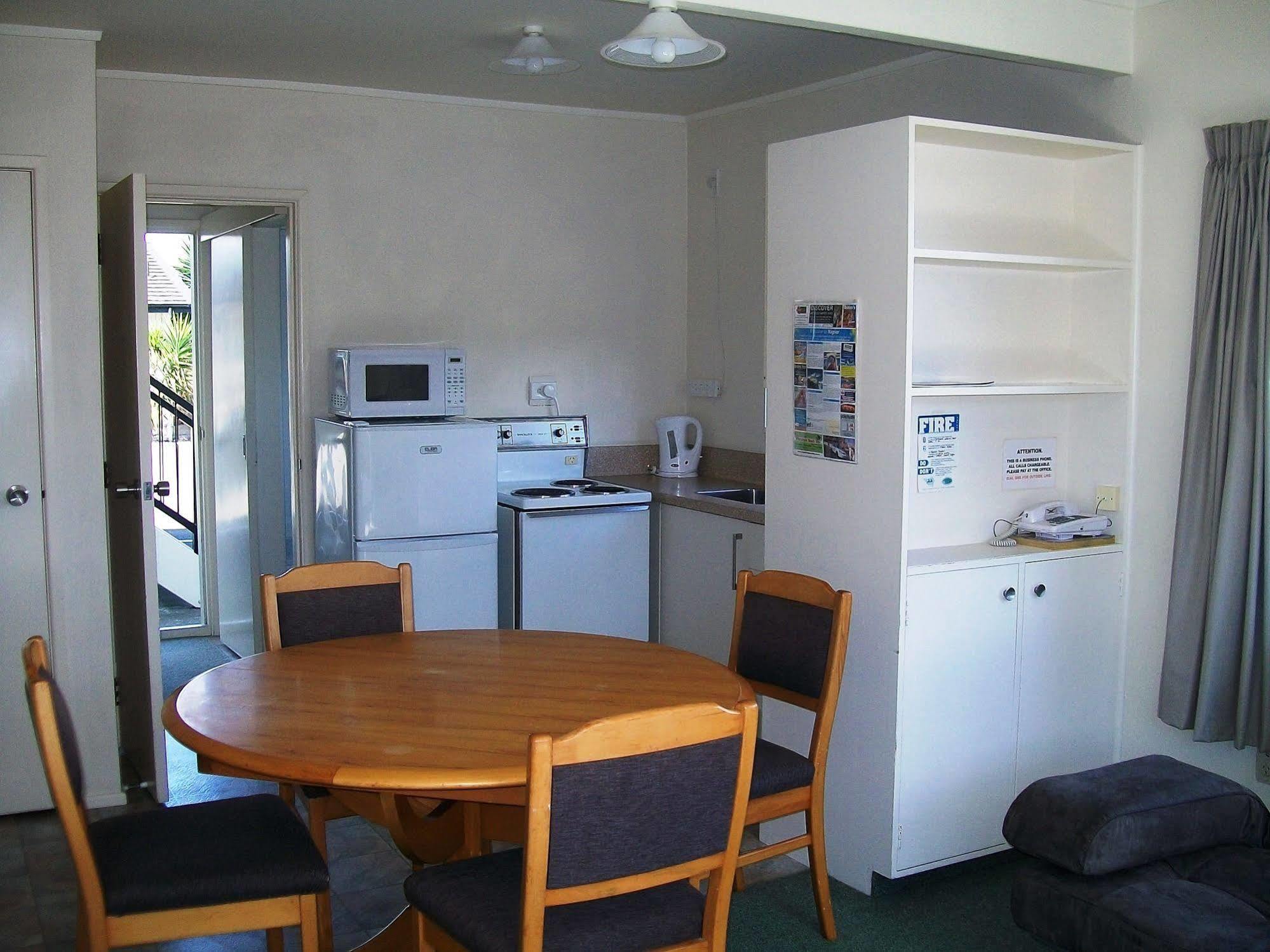 Cedar Court Motel Napier Bagian luar foto