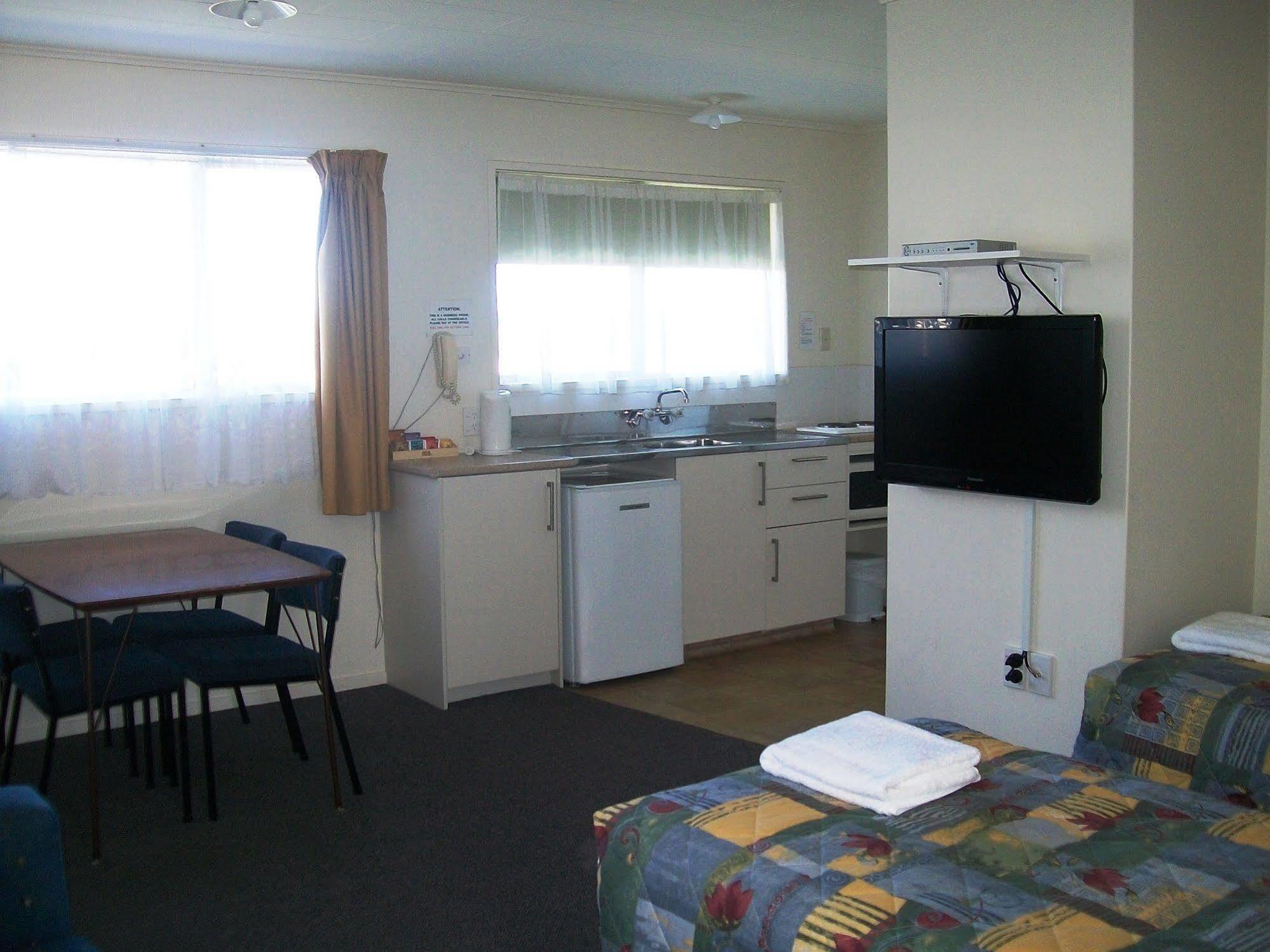 Cedar Court Motel Napier Bagian luar foto