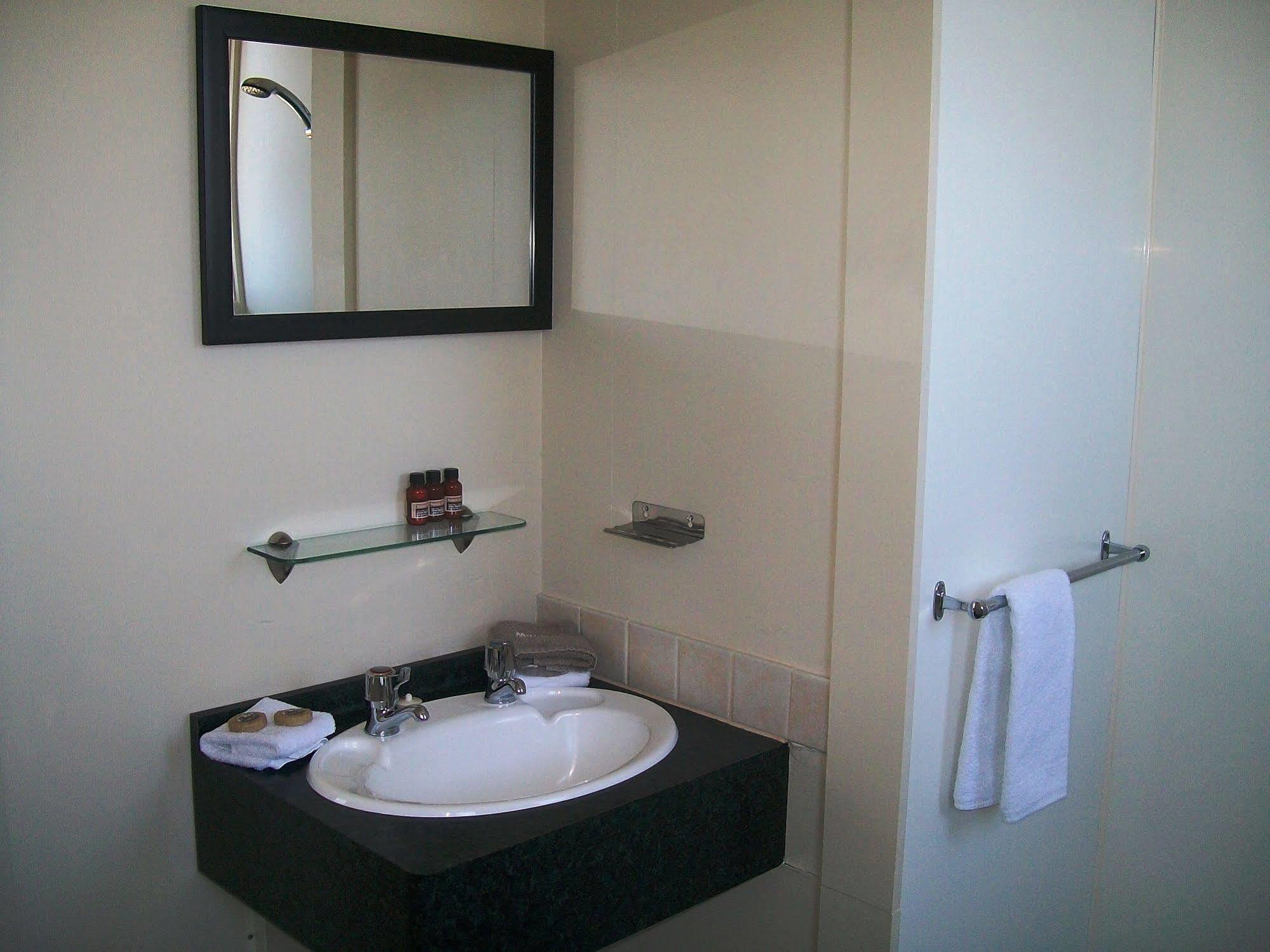 Cedar Court Motel Napier Bagian luar foto