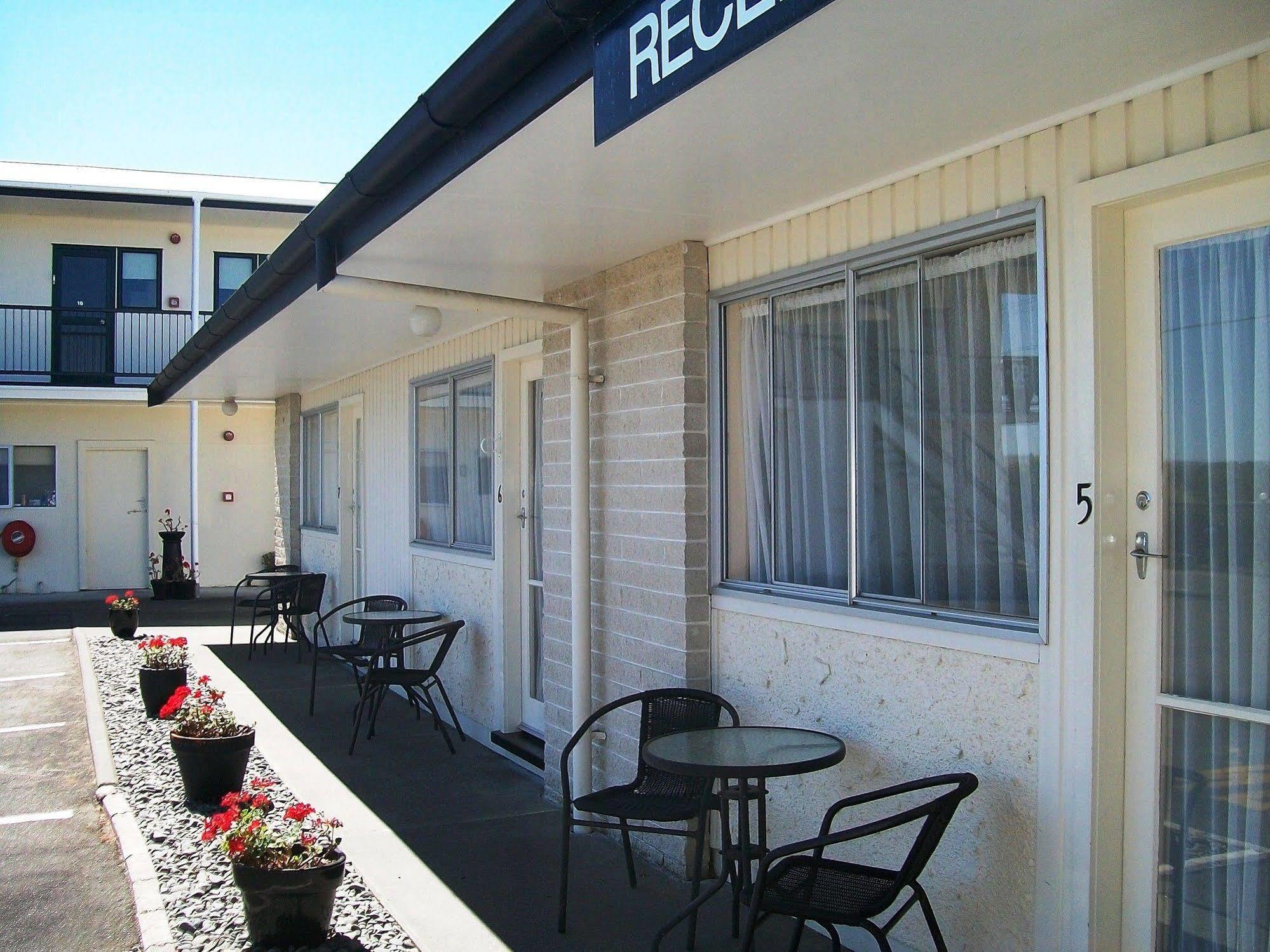 Cedar Court Motel Napier Bagian luar foto