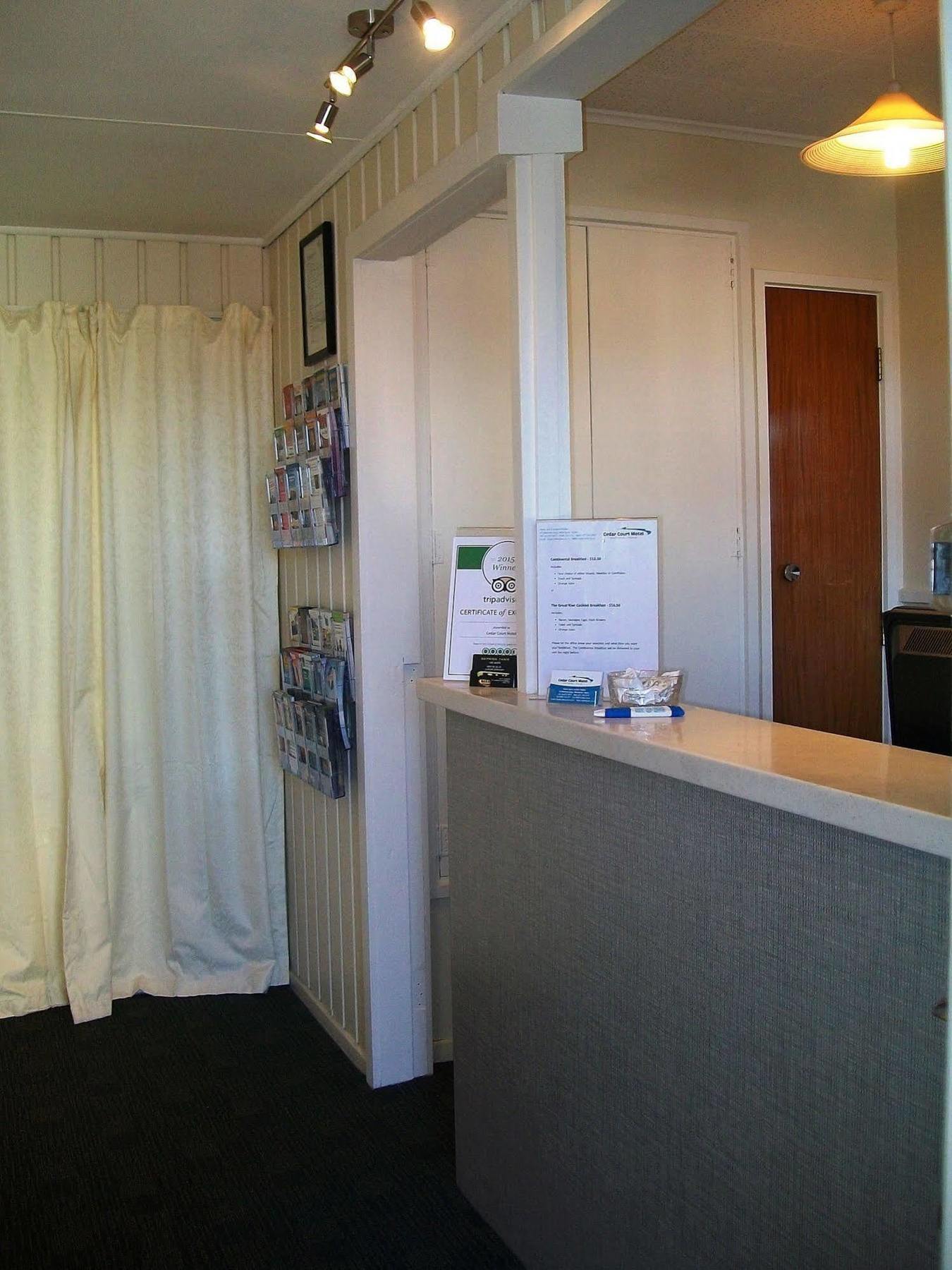 Cedar Court Motel Napier Bagian luar foto