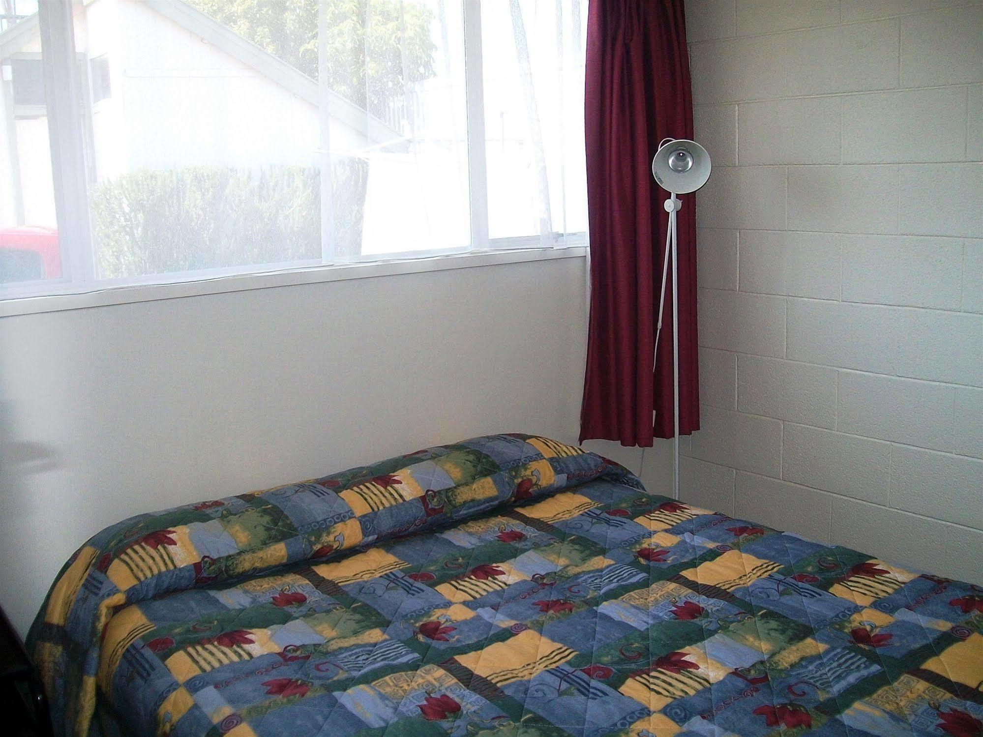 Cedar Court Motel Napier Bagian luar foto