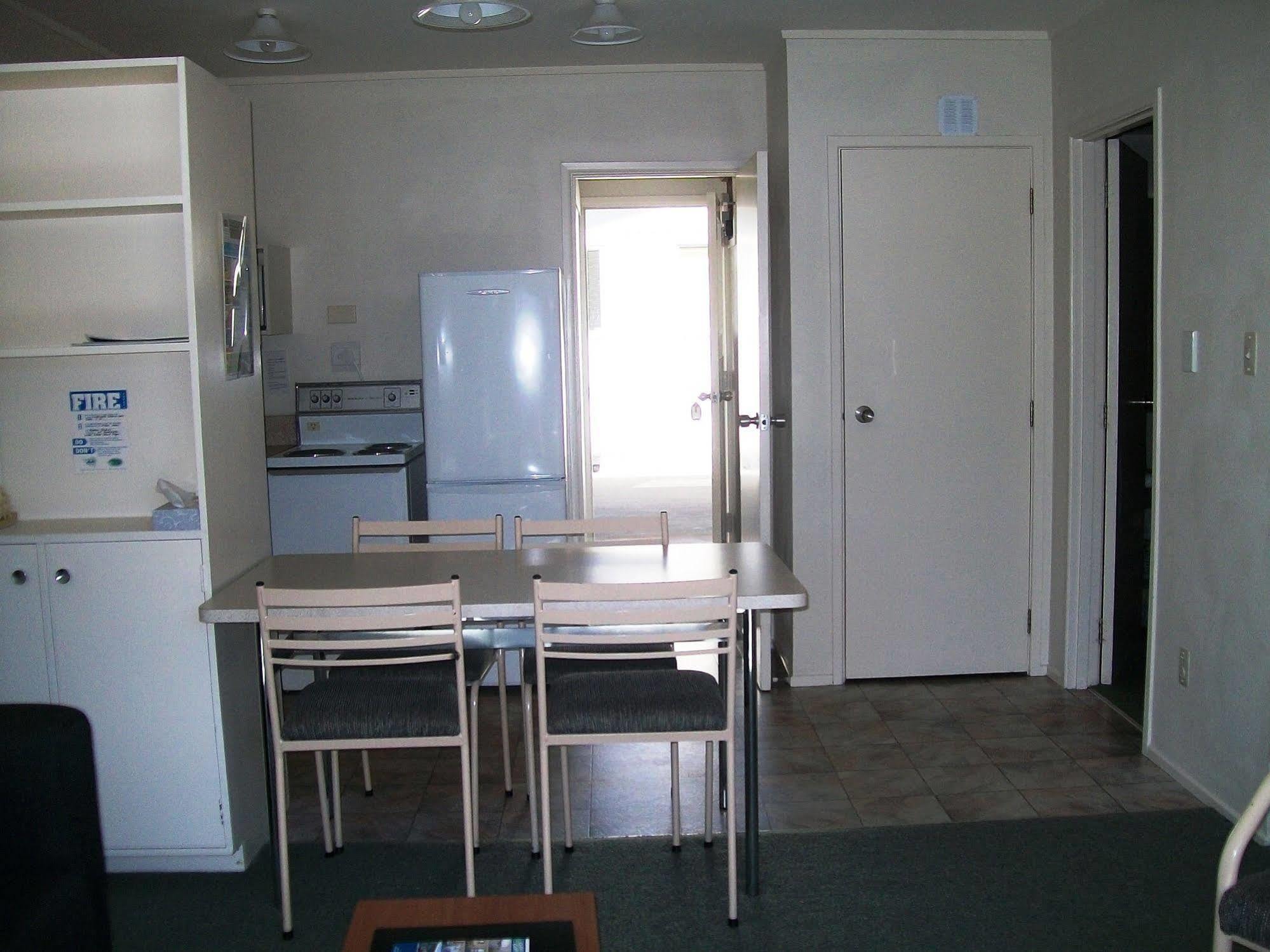 Cedar Court Motel Napier Bagian luar foto